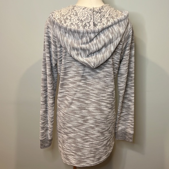 Women’s Gray & Lace Long Sweatshirt - Picture 11 of 12